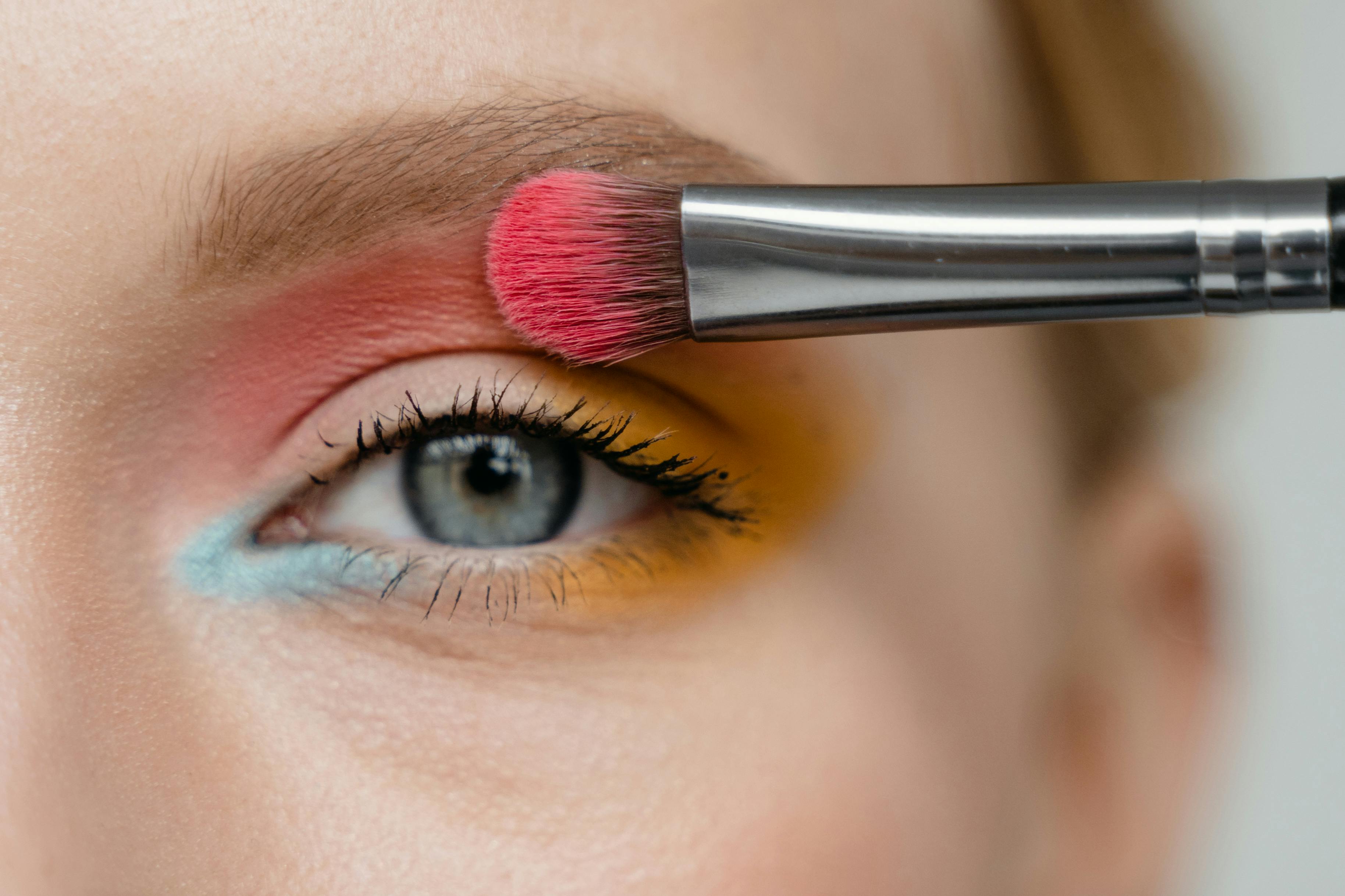 Champagne eyeshadow for glowing and elegant eye makeup looks